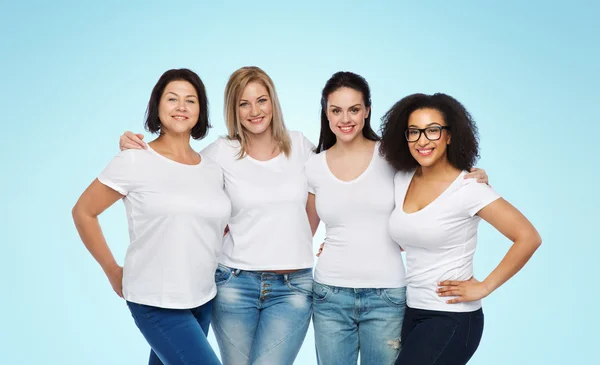 Gruppo di donne felici diverse in t-shirt bianche — Foto Stock