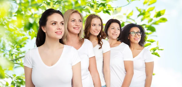 Groupe de femmes heureuses différentes en t-shirts blancs — Photo