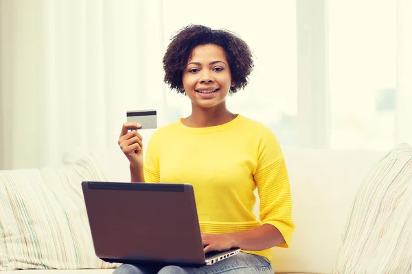 Felice donna africana con computer portatile e carta di credito — Foto Stock