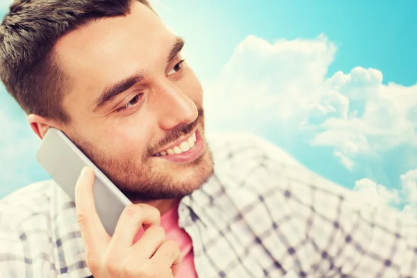 Smiling young man calling on smartphone — Stock Photo, Image