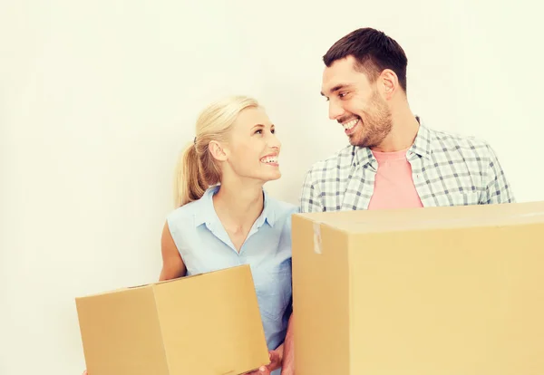 Par med pappkartonger flytta till nytt hem — Stockfoto