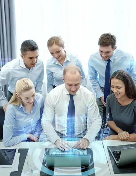 Lächelnde Geschäftsleute mit Laptop im Büro — Stockfoto