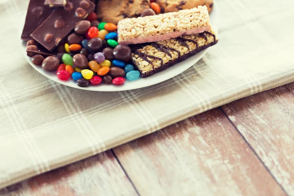 Close up de doces, chocolate, muesli e biscoitos — Fotografia de Stock