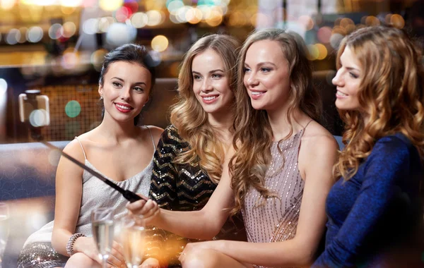 Mulheres com smartphone tirando selfie no clube noturno — Fotografia de Stock