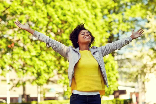 Feliz afroamericana joven mujer en verano parque — Foto de Stock