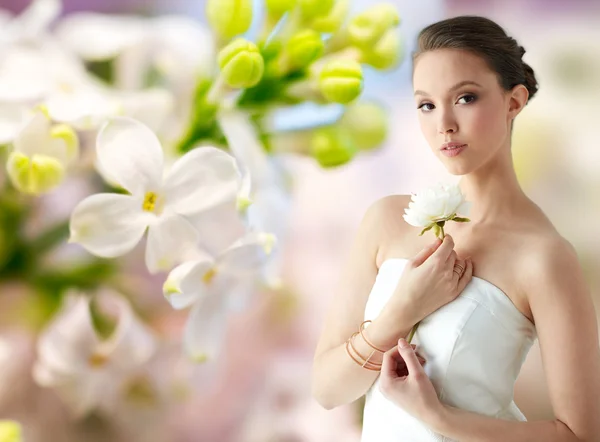 Belle asiatique femme avec fleur et bijoux — Photo