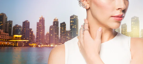 Close-up van de mooie vrouw met ring en oorbel — Stockfoto