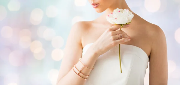 Close-up van de mooie vrouw met ring en armband — Stockfoto