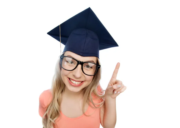 Leende ung student kvinna i mortarboard — Stockfoto