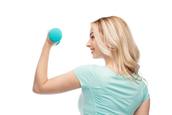 Lachende mooie jonge sportieve vrouw met halter — Stockfoto