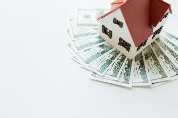 Κοντινό πλάνο του σπιτιού ή σπίτι μοντέλο και χρήματα — Φωτογραφία Αρχείου