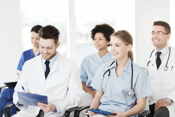 Groep van gelukkig artsen op seminar in ziekenhuis — Stockfoto