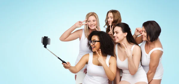 Grupo de mujeres felices tomando selfie por smartphoone — Foto de Stock