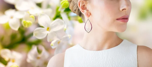 Primo piano di bella donna faccia con orecchino — Foto Stock