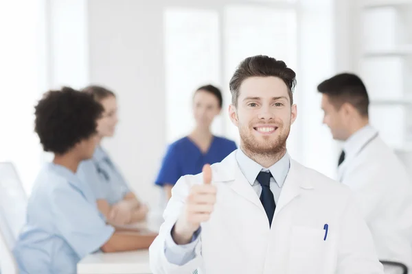 Счастливый врач над группой медиков в больнице — стоковое фото