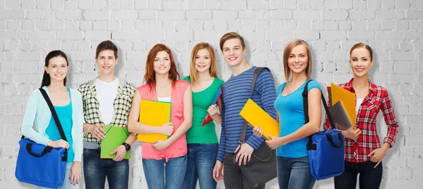 Groep tiener studenten met mappen en tassen — Stockfoto