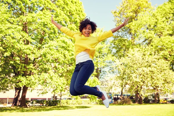 Gelukkig Afrikaanse Amerikaanse jonge vrouw in zomer park — Stockfoto