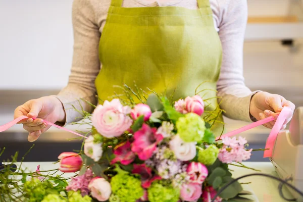 Close up of woman making bunch at flower shop — Stock Photo, Image