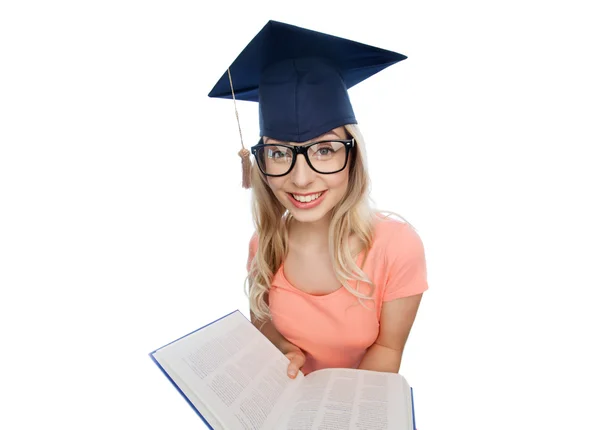 Estudiante mujer en mortero con enciclopedia — Foto de Stock