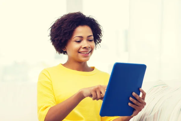 Mujer afroamericana feliz con la tableta de la PC — Foto de Stock