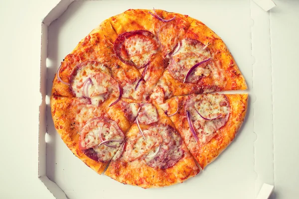 Close-up de pizza em caixa de papel na mesa — Fotografia de Stock