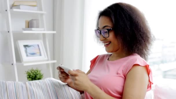 Africaine femme jouer jeu sur smartphone à la maison — Video