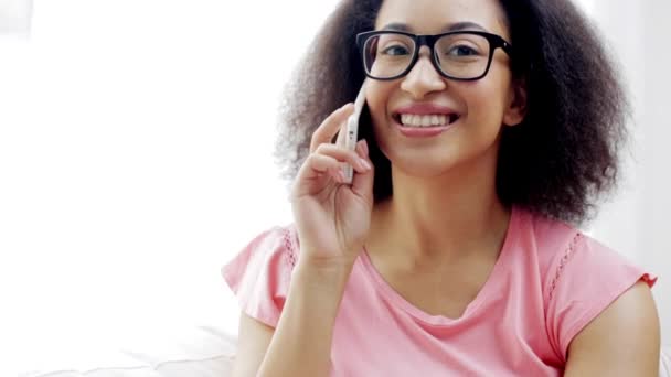 Mujer africana feliz con smartphone en casa — Vídeos de Stock