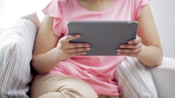 Afrikaans amerikaanse vrouw met tablet pc thuis — Stockvideo