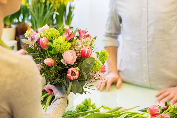 Närbild på florist kvinna och man på blomsteraffär — Stockfoto