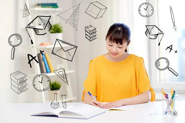 Heureux asiatique jeune femme étudiant apprentissage à la maison — Photo