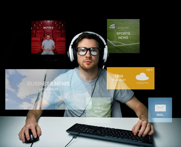 Man in hoofdtelefoon computer via virtuele media schermen — Stockfoto