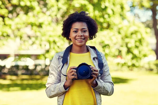 Ευτυχισμένος αφρικανή με ψηφιακή φωτογραφική μηχανή στο πάρκο — Φωτογραφία Αρχείου