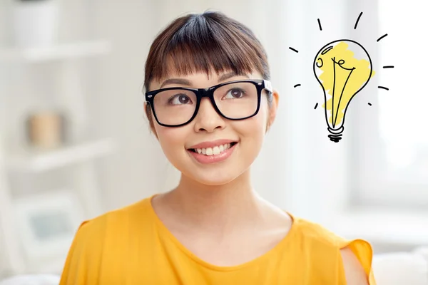 Asiatisk kvinna i glas med glödlampa doodle — Stockfoto