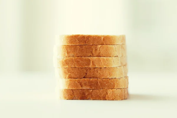 Primo piano della pila di pane tostato a fette bianche sul tavolo — Foto Stock