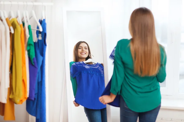 Donna felice scegliere vestiti a casa armadio — Foto Stock