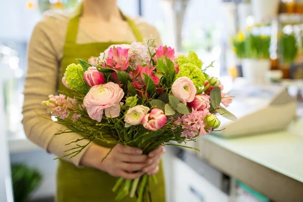 Close up van vrouw met bos op bloemenwinkel — Stockfoto