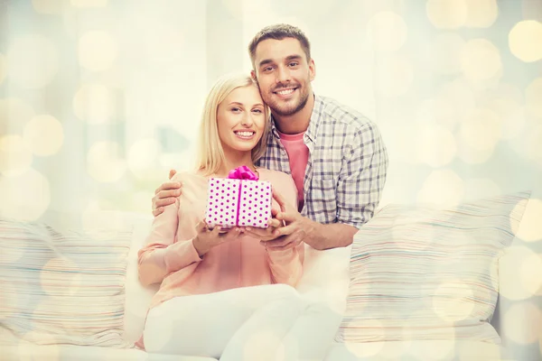 Homem feliz dando mulher caixa de presente em casa — Fotografia de Stock