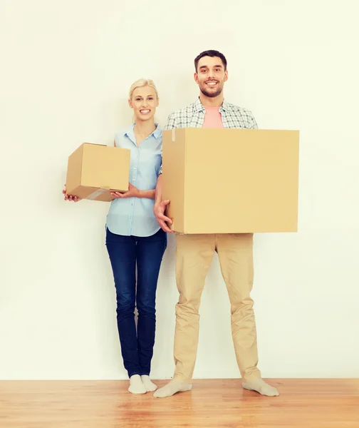 Casal com caixas de papelão se mudando para nova casa — Fotografia de Stock