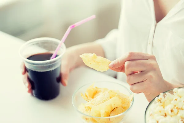 Close up de mulher com junk food e copo de coca — Fotografia de Stock