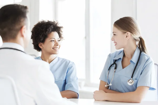 Group of happy doctors meeting at hospital office — Stock Photo, Image