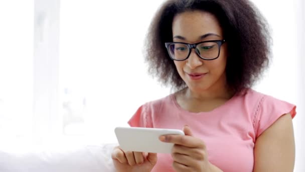 Mujer africana feliz con smartphone en casa — Vídeo de stock