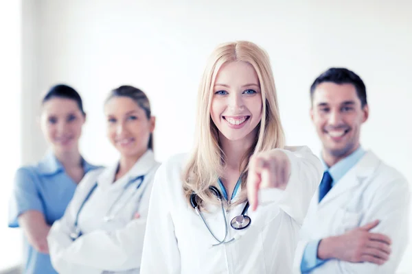 Medico femminile di fronte al gruppo medico — Foto Stock