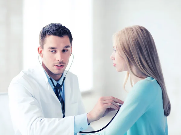 Médico con estetoscopio que escucha al paciente —  Fotos de Stock