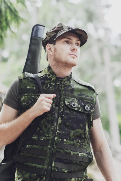 Joven soldado o cazador con pistola en el bosque — Foto de Stock