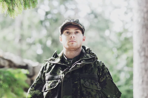 Joven soldado o guardabosques en el bosque — Foto de Stock