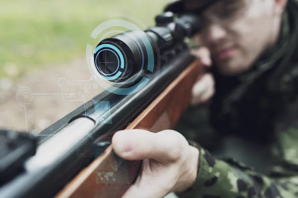Detailní záběr voják nebo sniper s pistolí v lese — Stock fotografie
