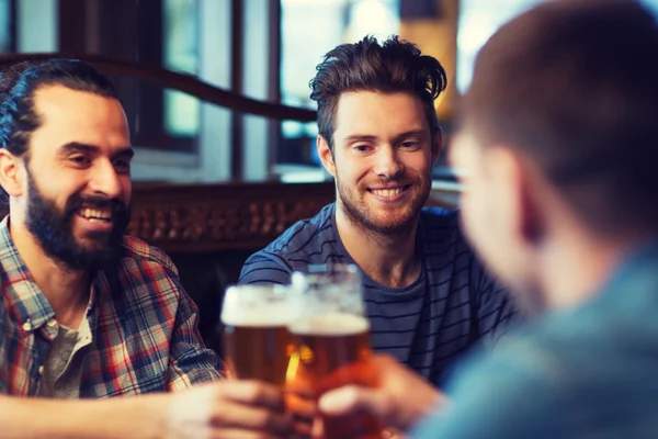 Glückliche männliche Freunde, die Bier in der Bar oder Kneipe trinken — Stockfoto