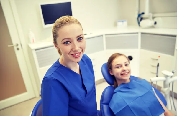 快乐女牙医诊所的病人女孩 — 图库照片