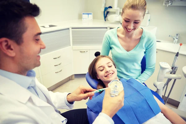 Boldog fogorvos találat fogkefe beteg lány — Stock Fotó