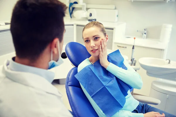 Dentiste masculin avec patiente à la clinique — Photo